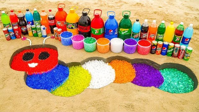 ЭКСПЕРИМЕНТ: как сделать радужную гусеницу из шариков Orbeez из большой бутылки Coca-Cola