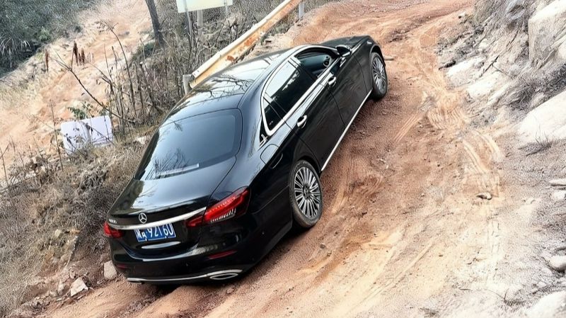 Зачем он это делает. Mercedes E300L на сложном подъеме