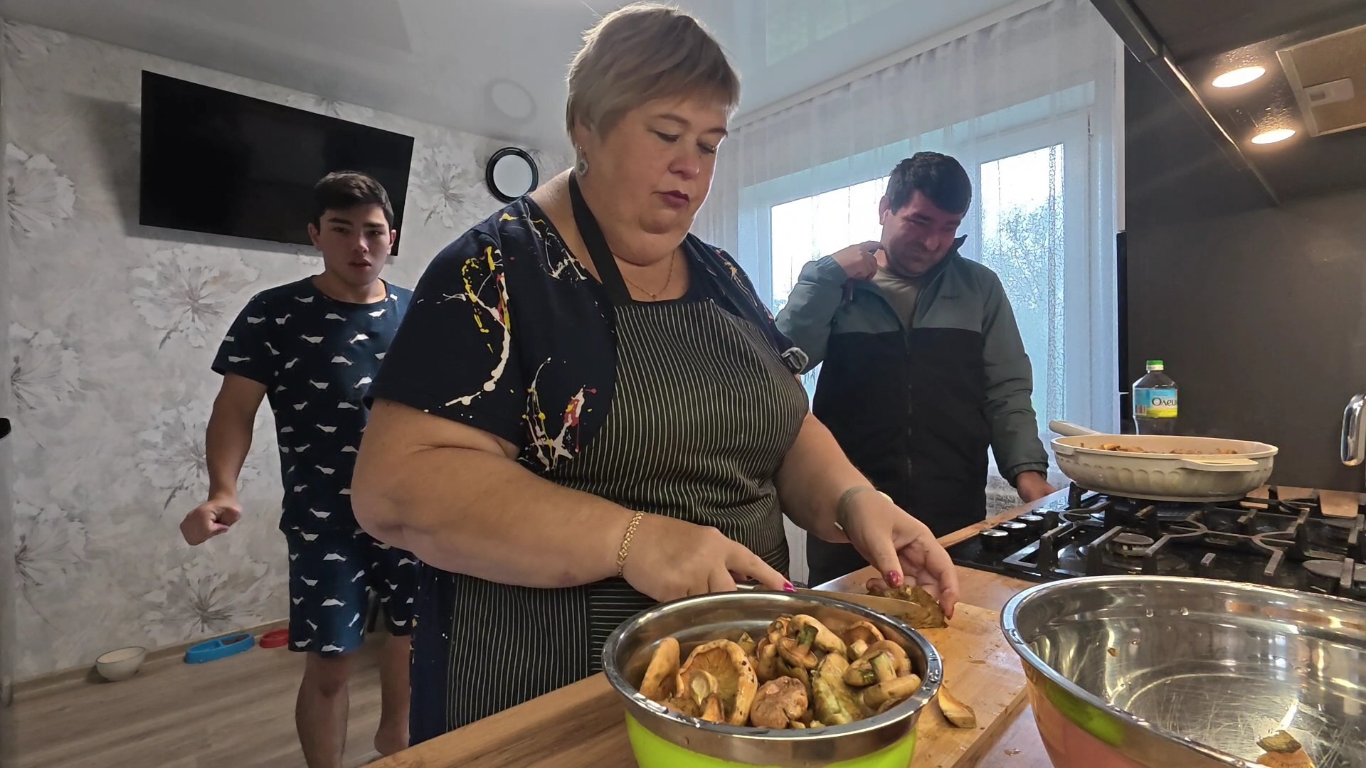 ⁣Проблемы у Абдугани.  Разговоры по душам.  Жарю рыжики и картошечку.