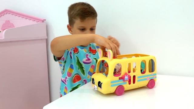 Диана играет с новыми мини-куклами Kindi Kids