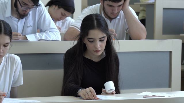 Абитуриенты сдают вступительные экзамены вуза