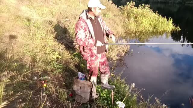 Ездил с Мопедом на рыбалку конце августа . рыба клюет на поплавочный удочке,