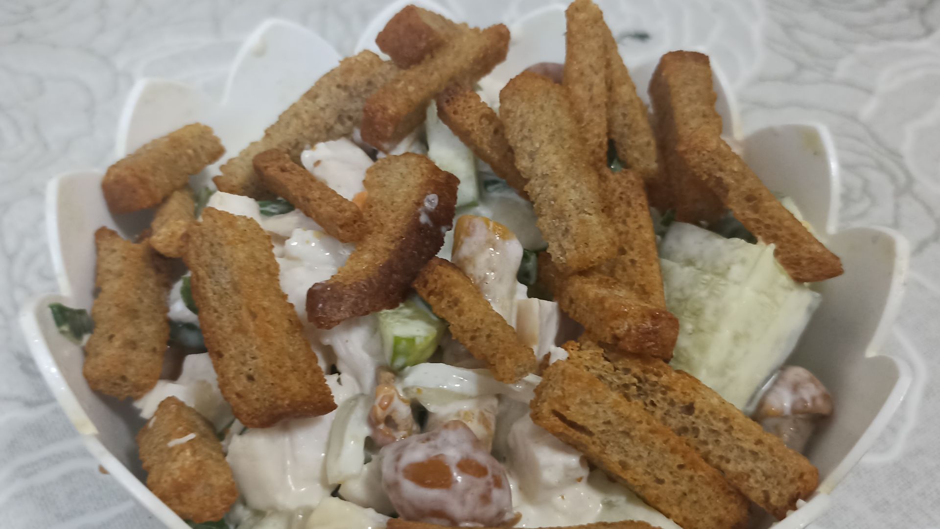 Салат из курицы с маринованными опятами