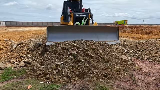 FEAT Land Clean Project Completion Power Bulldozer DH17C3