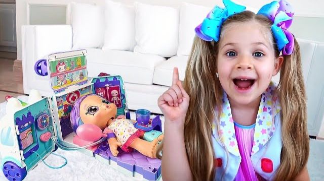 Диана играет с куклами Kindi Kids