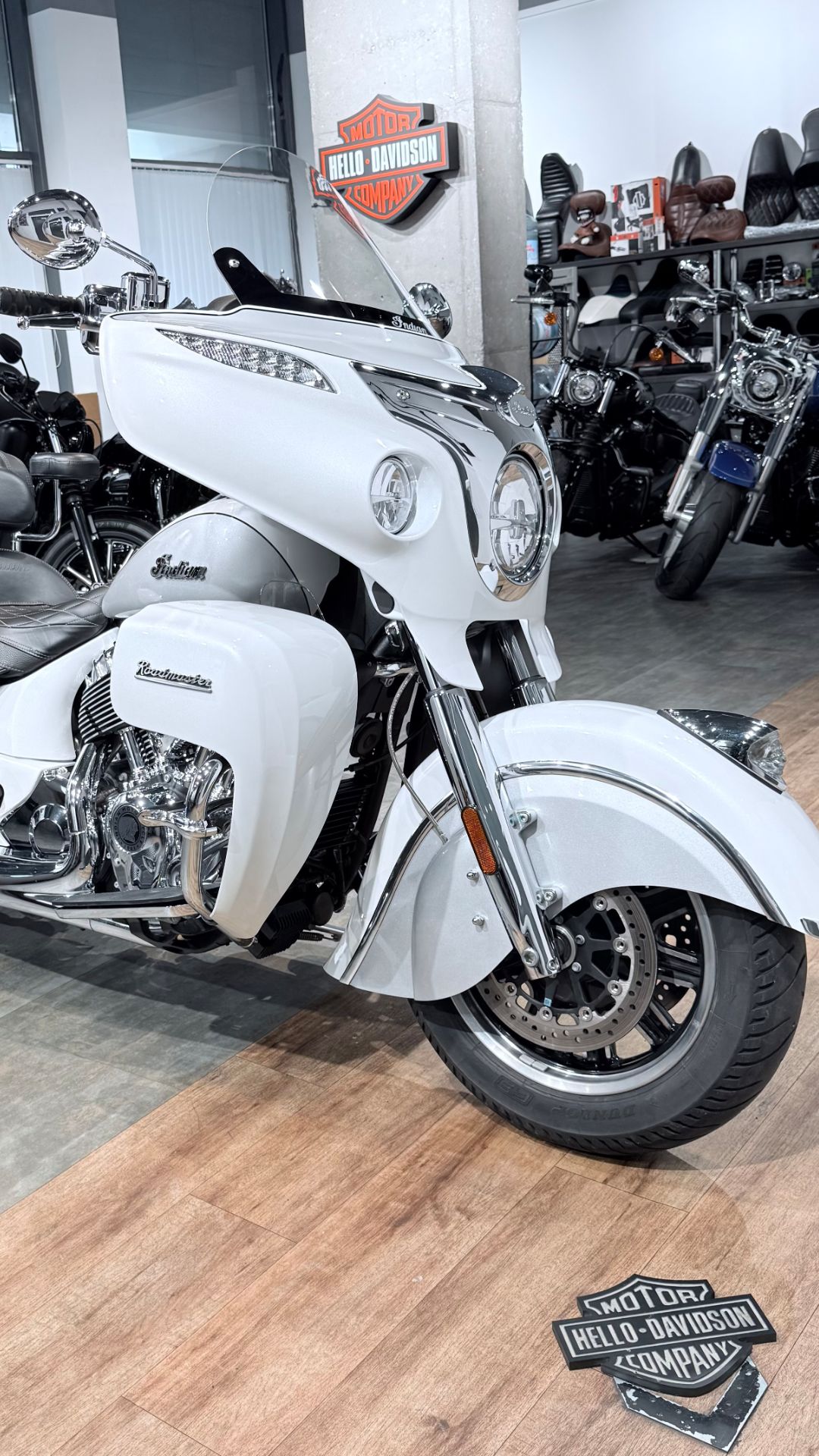 + 2018 INDIAN Roadmaster 111 Pearl White Star Silver 7K (VIN 56KT***1719)