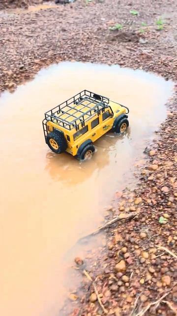 Мини-трактор на радиоуправлении против внедорожника Land Cruiser Defender 110 на радиоуправлении. Со
