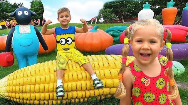 Диана и Рома гуляют с Папой на ферме овец Diana And Roma At Farm Sheep