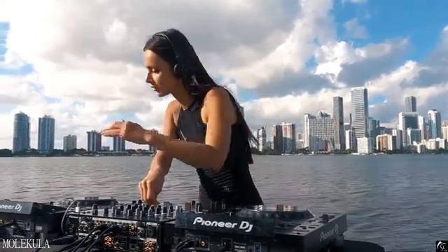 #thevibeguide #chill #house Клип Бомба/Королова/топмузыка☘