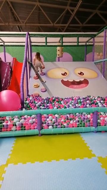 Кира с мамой в игровой комнате