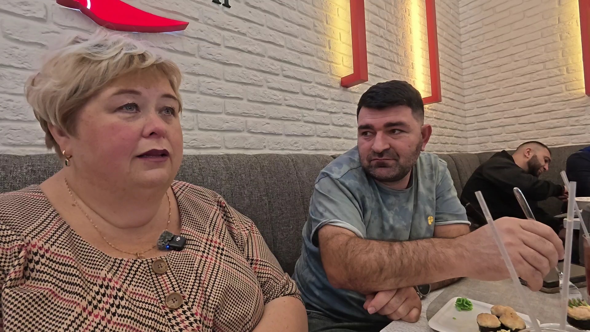 ⁣В день знаний купили Абдугани  подарочек. В кафе зашли  порадовать школьника.