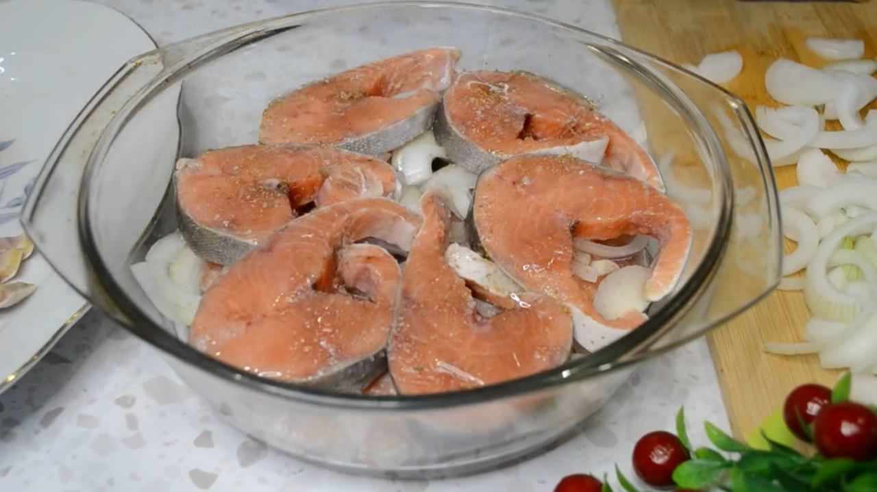 Маринованная горбуша, закуска сами знаете под что. Ну или просто с картошечкой! Любимым станет.