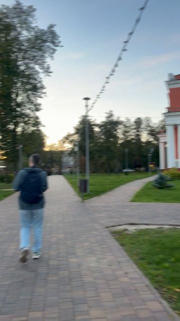 Красивый вечерний парк в Подмосковье