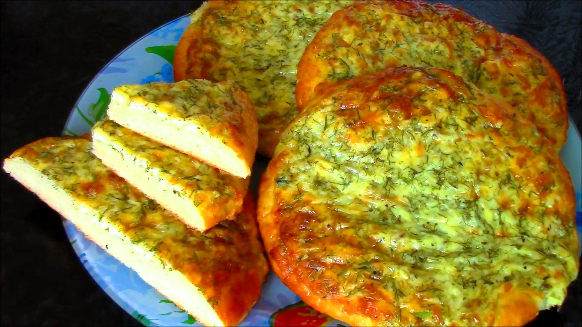 Пикантные лепешки с сыром и зеленью.