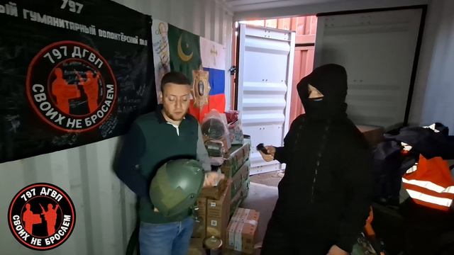 Борц спецназа Ахмат дарит свой шлем в наш музей 797 ДГВП Макс Ветер