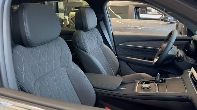 Geely Monjaro серебристый