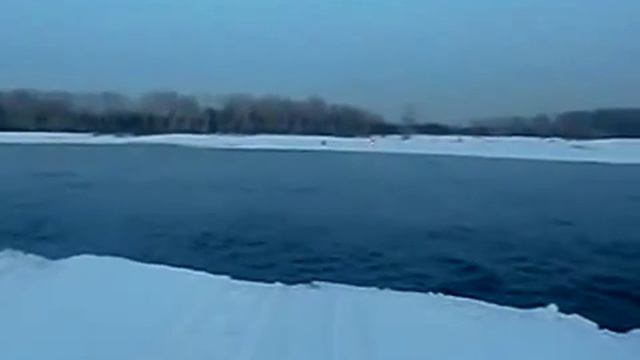 По воде на снегоходе