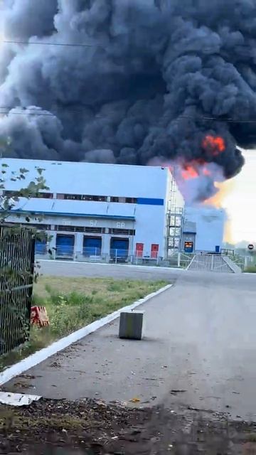 Мыкола Жмышенко ведёт репортаж с места уничтожения склада на Киевщине