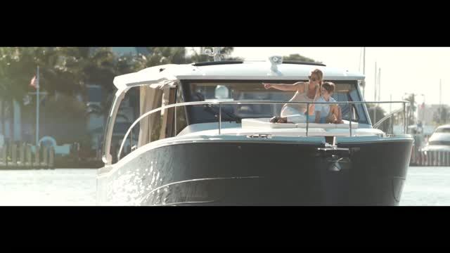 Моторная яхта Greenline Hybrid 39