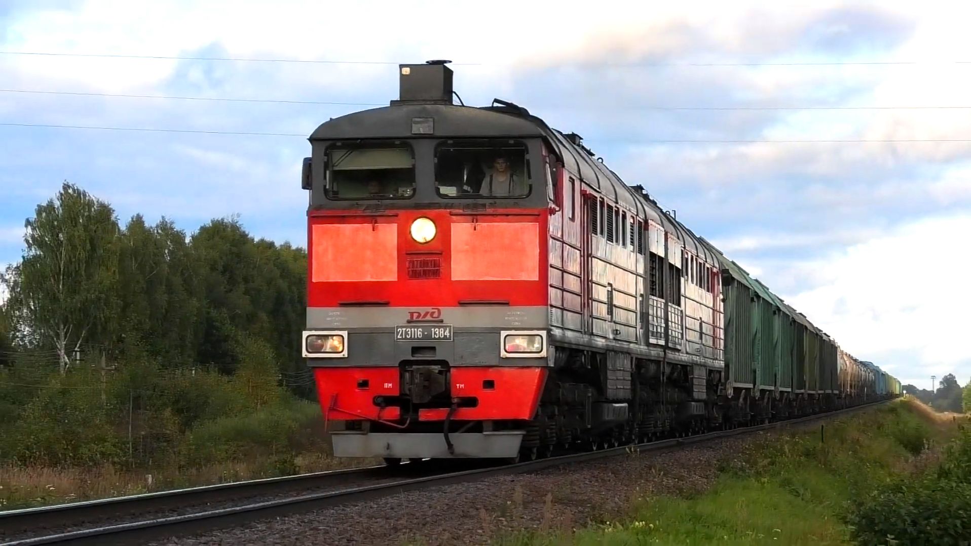 2ТЭ116-1384 с грузовым поездом и приветливой бригадой