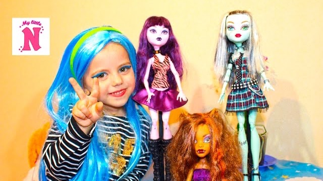 Монстер Хай играем в куклы Настя Гулия Йелпс парик и макияж Monster High Doll Cosmetics