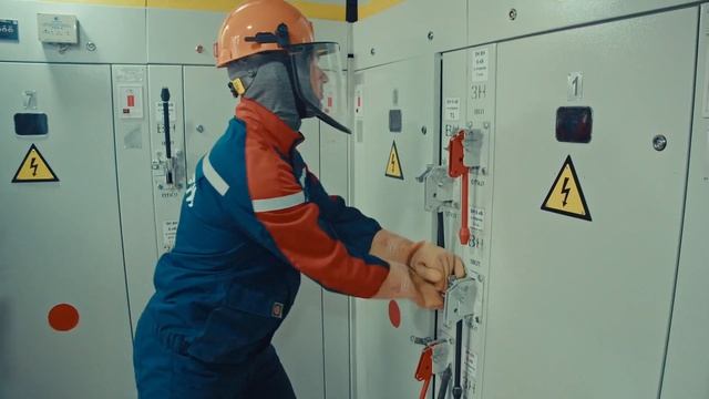 Бригада РЭС «Яргорэлектросеть» проводит регулировку напряжения на КТП в Ярославле