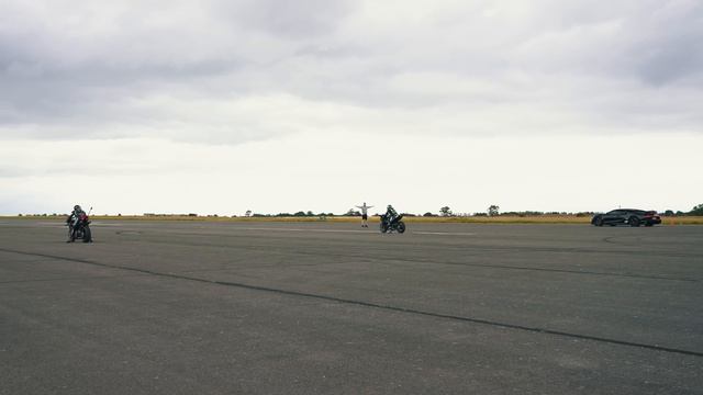 Bugatti Chiron SS против Kawasaki H2R против Ducati Panigale SP2: ГОНКА