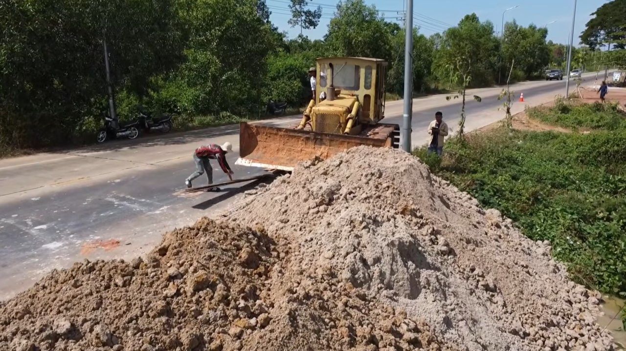 Old CATERPILLAR 4C Bulldozer Pour Dirt Delete The Canal