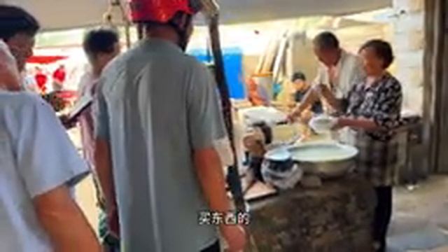 山东泰安农村大集，肉丝面2元一份，满满一碗，这里的人太朴实了