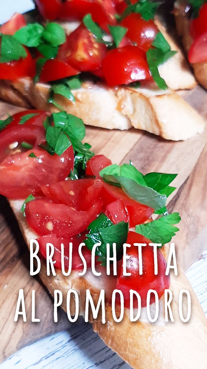 Брускетты с помидорами - вкусная классика для красивого стола за 5 минут.