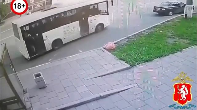 На ходу выпали из автобуса.Водитель скрылся с места ДТП.