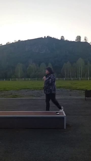 Спасибо, блин, медведям, ходьбой  теперь приходится заниматься так и тут 🤣, далеко не сходишь..