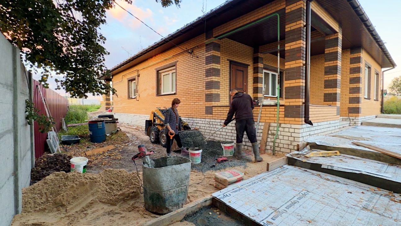 ⁣Такого у нас еще не было. Собрали урожай. Строим отмостку вокруг дома своими руками.