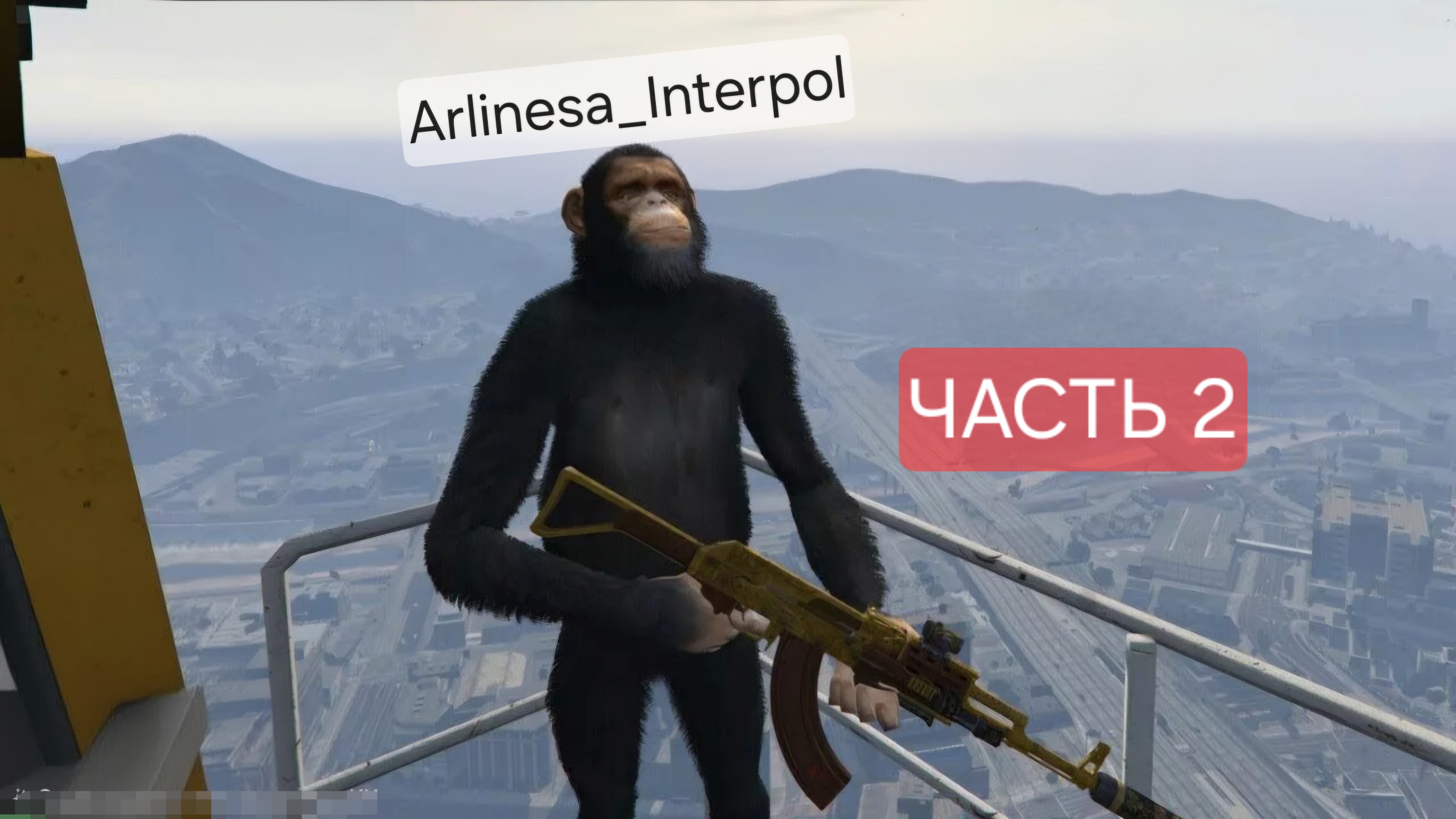 Очаровательная блондинка Алекс немного играет с огромным черным мясом на коленях