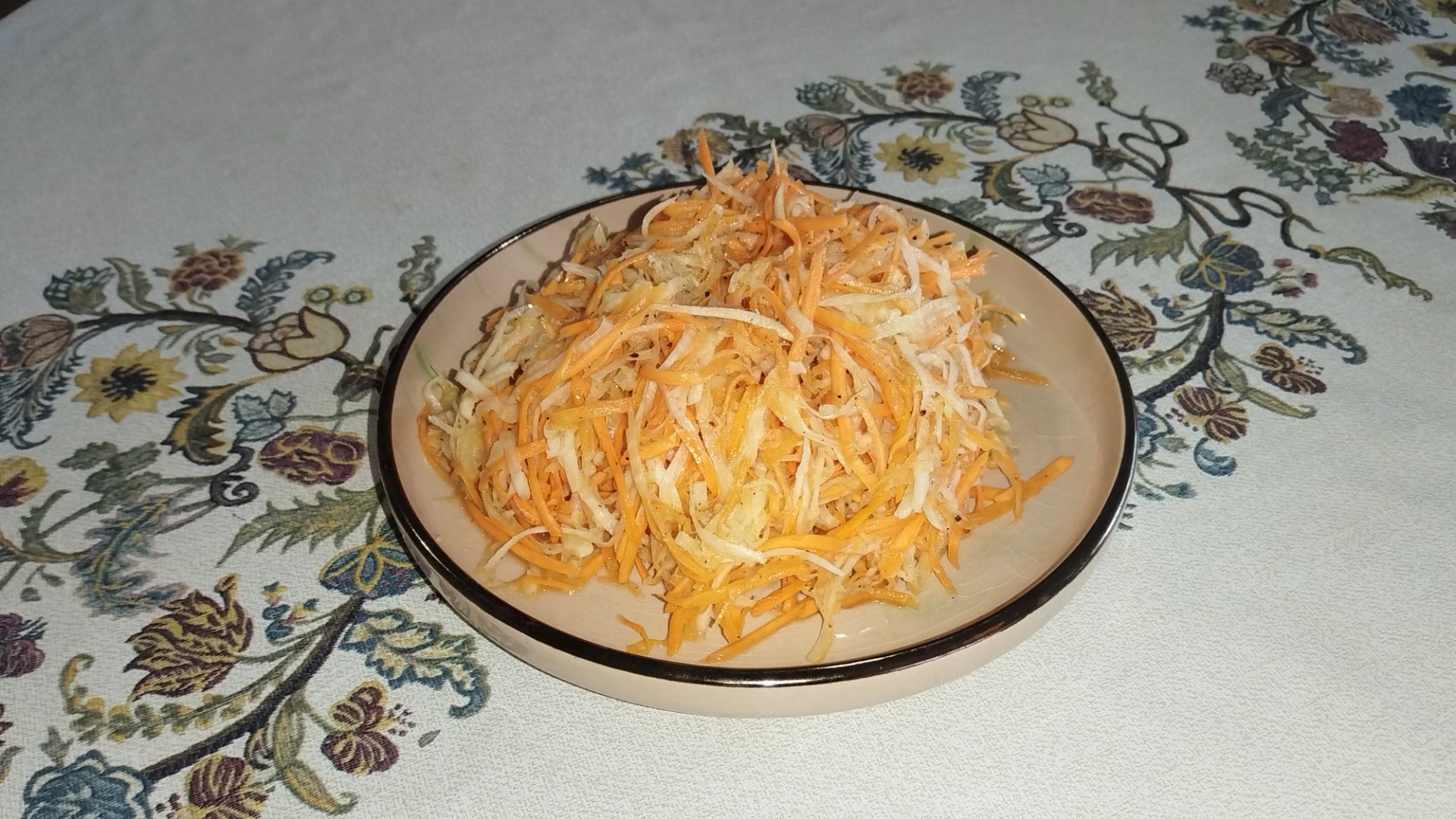 Салат из черной редьки и моркови.