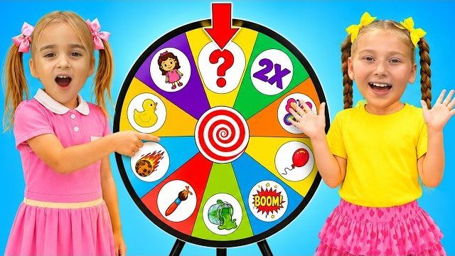 Алиса и её подруга играют с волшебным колесом!