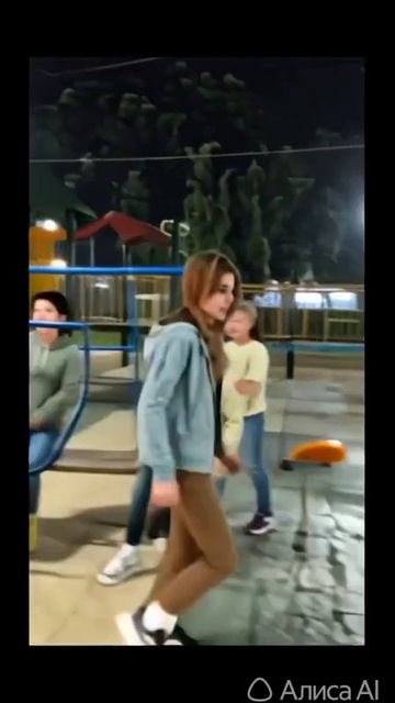 Эскейп Гуляет по Детскому площадку