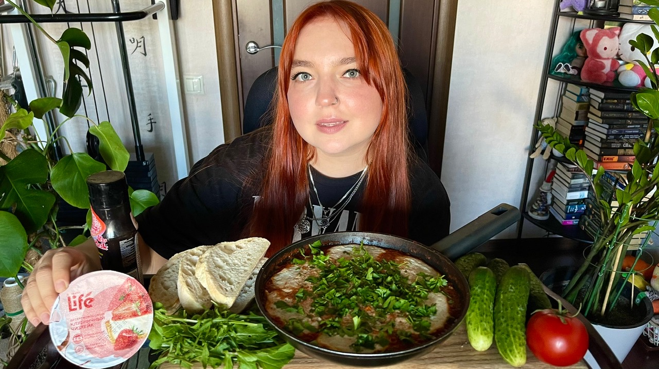 МУКБАНГ | Шакшука, йогурт клубничный чизкейк, чиабатта  🍳🍅