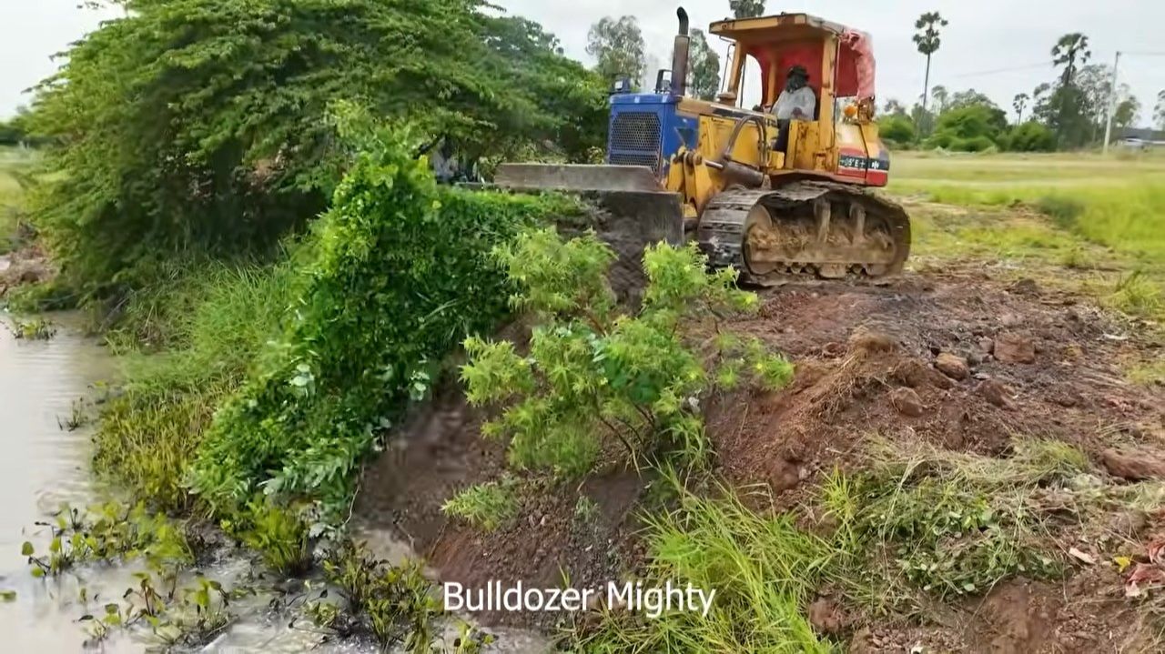 Episode 02 ! Skills Driver Bulldozer SHANTUI DH17C3 Push Soil & Dump Truck Unloading