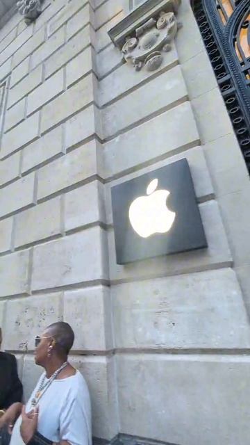 Apple в Париже закрылся 🤯