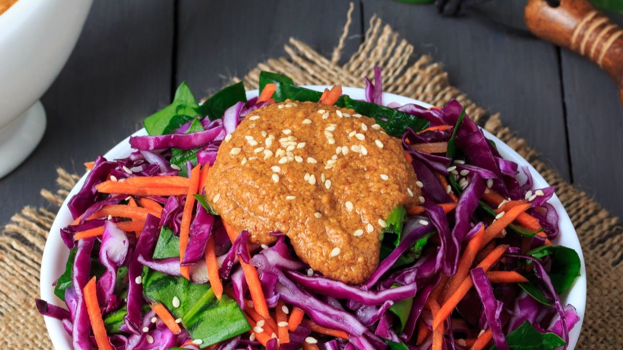 Японский соус для салатов, паровых овощей и жареного мяса. Кунжут, соевый соус и немного масла!