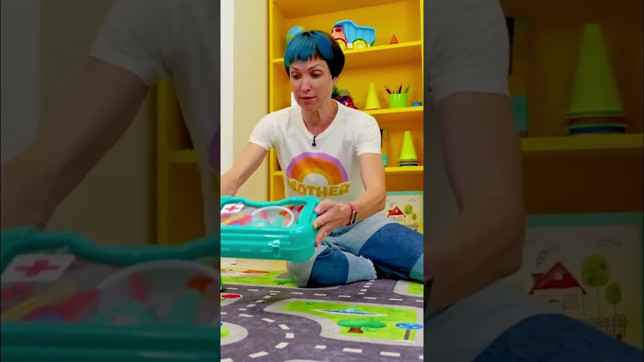 Кто скрипит? Маша достаёт аптечку для машинок Мокас!