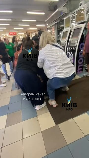 Ухiлянтов крутят уже в очереди в магазине