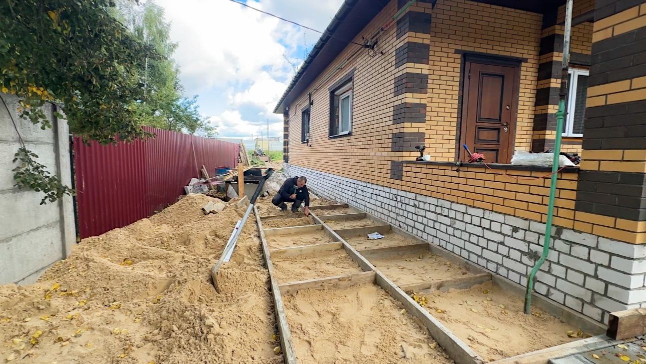 ⁣Дождались помощи. Нужно ли нам это? Собираем опалубку для отмостки вокруг дома своими руками.