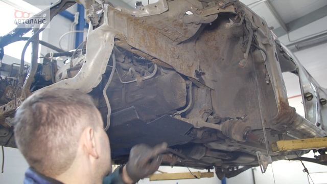Снятие двигателя на Mitsubishi Carisma.