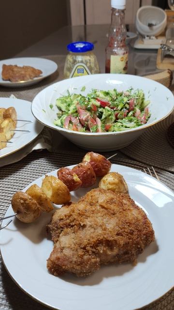 Мясо с картошечкой и салатом - обед пенсионера 🥗🍗
