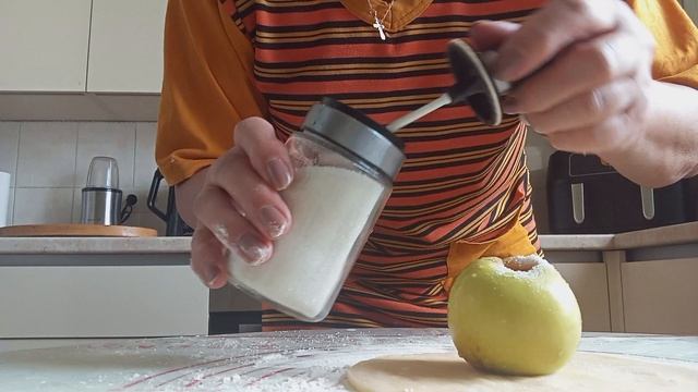 Готовлю яблоки в тесте.