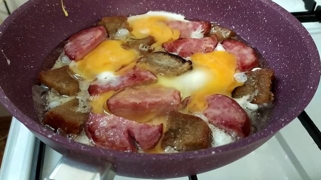 Яичница с хлебом и колбасой