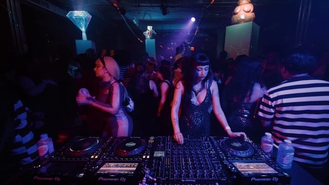 Classic & Groovy 90s House Mix In Brooklyn ｜ Tinzo