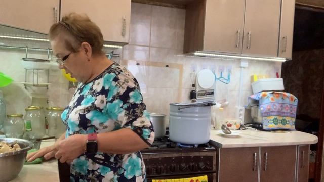 Промываю соленые грузди и ставлю варить, для загрудки.